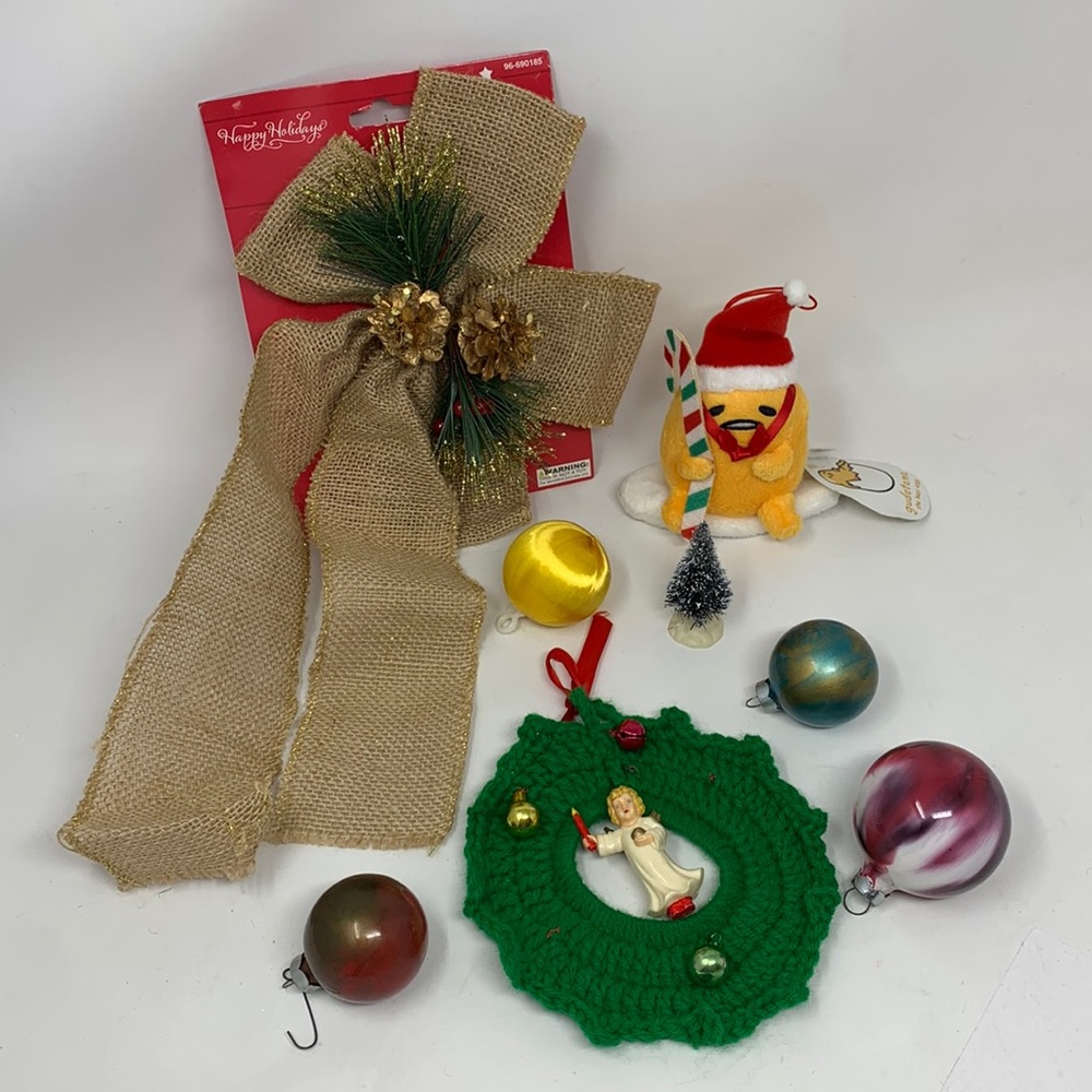 8 pc mixed Christmas decor lot vintage round ornaments wreath angel + more